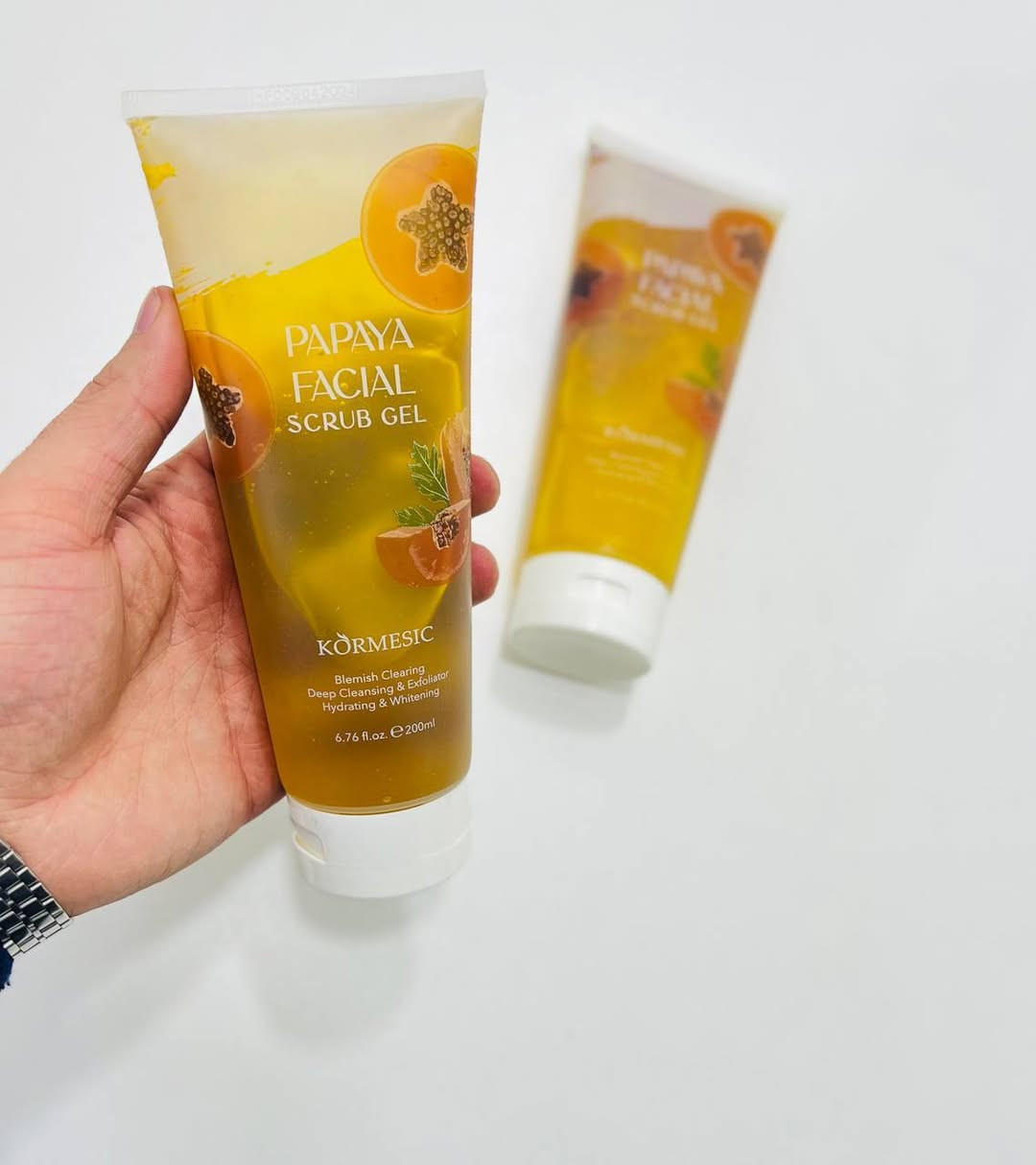 جل تقشير الوجه بالبابايا من كورميسيك (Kormesic Papaya Facial Scrub Gel) هو مقشر لطيف وفعال مصمم لتنظيف المسام بعمق وإزالة خلايا الجلد الميتة. يحتوي على مستخلصات البابايا الطبيعية المعروفة بفوائدها في تفتيح البشرة وتحسين ملمسها. 

الميزات والفوائد الأساسية
تنظيف عميق: يساعد على إزالة الأوساخ والزيوت والشوائب المتراكمة في المسام.
تقشير لطيف: يعمل على صنفرة البشرة بلطف دون التسبب في تهيج، مما يمنحها ملمسًا أكثر نعومة وإشراقًا.
إزالة الشوائب: تساعد تركيبته على تقليل البقع والرؤوس السوداء وانسداد المسام.
ترطيب وتغذية: غني بمكونات مرطبة ومضادة للأكسدة تساعد في الحفاظ على رطوبة البشرة ومنع جفافها أثناء التقشير.
تفتيح البشرة: يساهم في توحيد لون البشرة وتقليل التصبغات والبقع الداكنة، مما يكشف عن بشرة أكثر إشراقًا وحيوية.
مناسب لجميع أنواع البشرة: تركيبته مصممة لتكون مناسبة لمعظم أنواع البشرة، بما في ذلك البشرة الحساسة.


**إذا كنت صاحب هذا الإعلان وتريد حذفه لأي سبب، رجاءا أرسل رسالة إلى الدعم الفني**