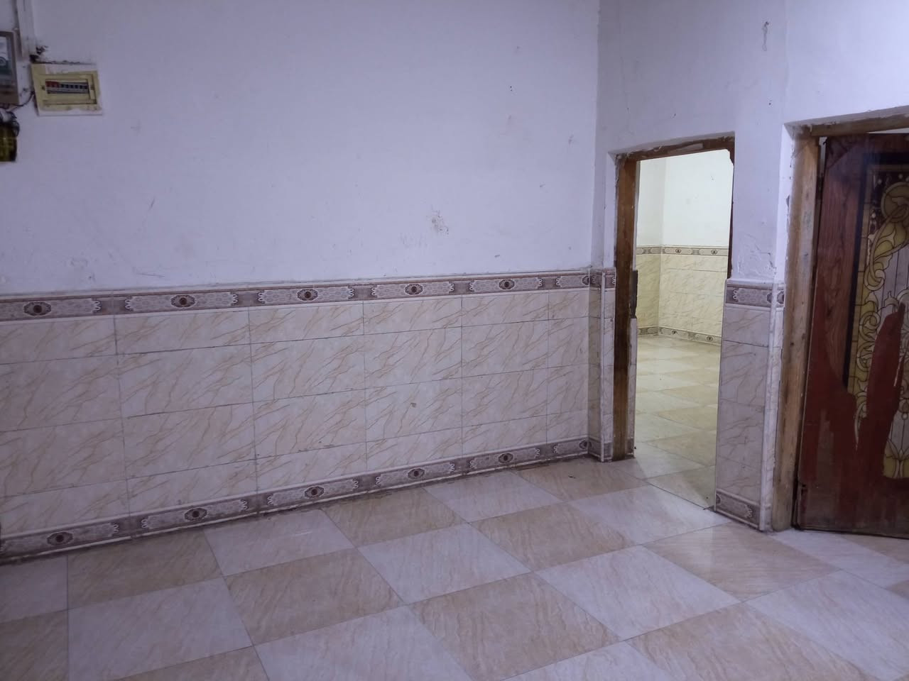 السلام عليكم 
(( بيت للايجار ))
العنوان / القبله قرب شارع المدارس 
التفاصيل/ طارمه/ استقبال/ صاله/ غرفتين منام/ صحيات خارجيه وداخلية 
الايجار مقابل 550 الف  
للاستفسار ***********
