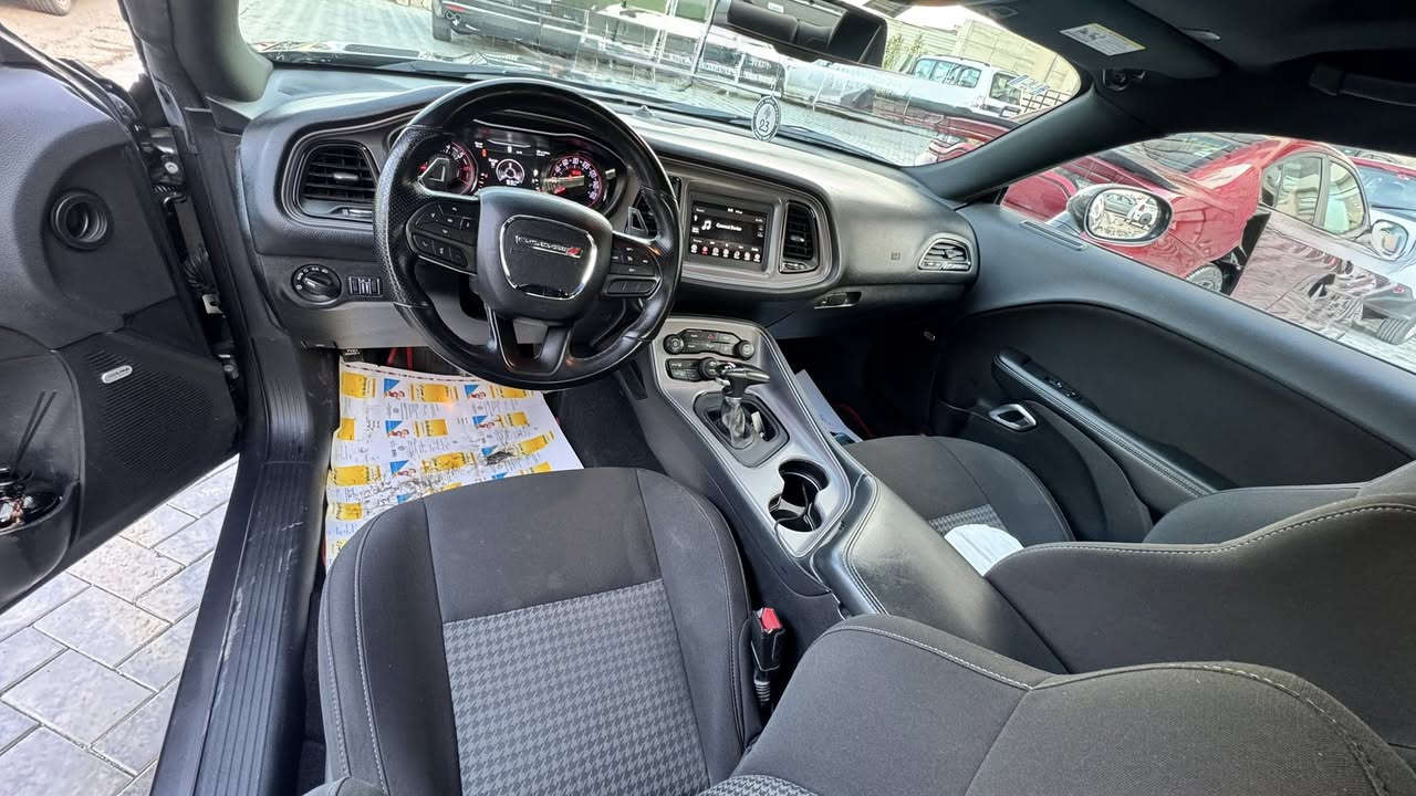 السلام عليكم
جالنجر RT 
موديل 2023 
محرك V8 5700 
گير اوتو 
السيارة ماشية 35,000 كيلومتر 
حادث امامي 
بوند و جاملغ امبدل و مصبوغ 
شاصي الجهة اليسرة مسحوب فقط معدل 
السيارة مواصفات الجالنجر الاعتيادية 
نظيفه و شغاله افحصها وين متحب 
المكان بغداد الغدير 
السعر مناسب عالرقم واتس اب 
***********
