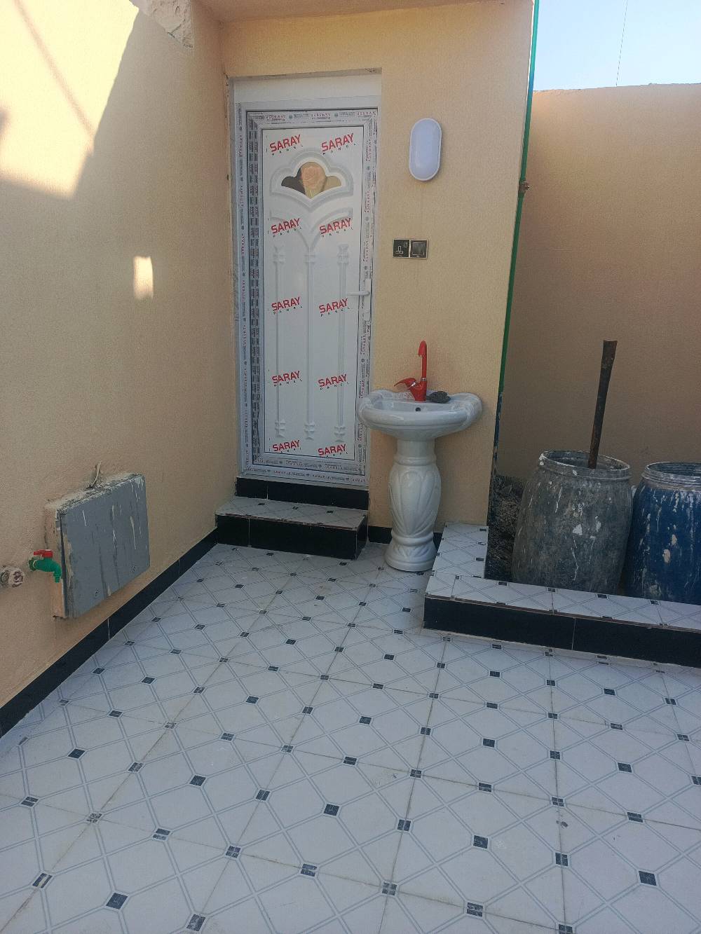 بيت للبيع مساحه 200متر سند 25 يحتوي علا غرفتين نوم صاله مطبخ حار بارد صحيات خارجيه وداخليه البيت جديد هستوه كمل بناء العنوان البصره شط العرب جزيره يوبه حي رايه 