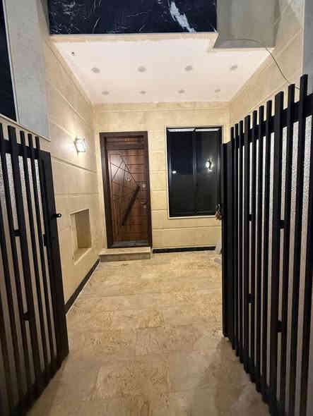 93متر للبيع 

الشعب حي العقاري الاولى 

موقع /ممتاز ،شغل درجه اولى 

يحتوي/  على 

استقبال ،مطبخ معزول ،خدمات في كللا الطابقين ،4غرفةنوم 
ملاحظه/ الواجه مرمر ،الارضيه مرمر ،الانوافذ الامنيوم،بناء 2025, تسليم مفتاح 🔑 + حديقة كبيرة خلف الدار 
للمعلومات أكثر التصال 
***********
