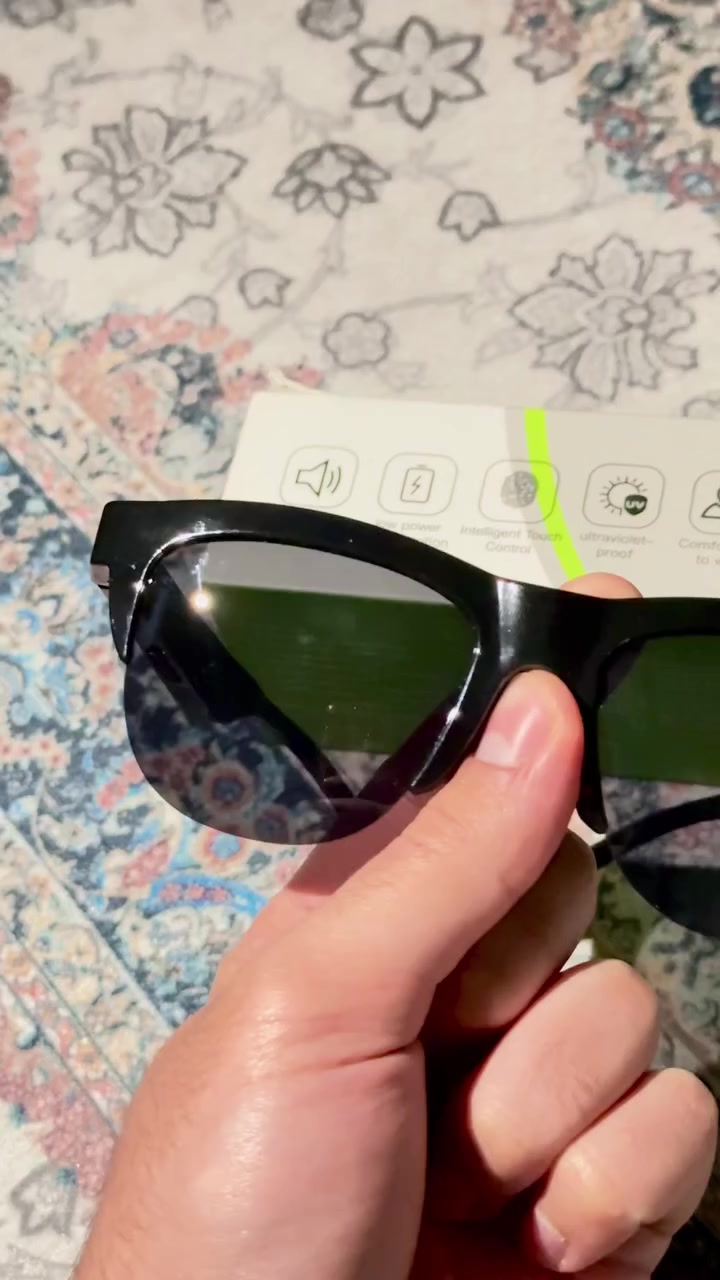نضاره شمسيه 
سعره 40 الف والتوصيل مجاني 
قفله 35 وشايف خيرا 
هذه نظارات شمسية ذكية تجمع بين الأناقة والوظائف التكنولوجية. تشمل الميزات الشائعة لهذه الفئة من النظارات ما يلي: 
اتصال لاسلكي: تتصل بالهاتف الذكي أو الأجهزة الأخرى عبر تقنية البلوتوث. 
مكالمات بدون استخدام اليدين: تحتوي على ميكروفون مدمج عالي الجودة لإجراء واستقبال المكالمات بسهولة أثناء التنقل. 
تشغيل الموسيقى: تتيح لك الاستماع إلى الموسيقى أو الكتب الصوتية من خلال سماعات أذن مفتوحة أو مكبرات صوت مدمجة دون الحاجة لسد الأذنين. 
تحكم باللمس: تتميز بأزرار أو لوحة تحكم تعمل باللمس على الإطار لإدارة تشغيل الموسيقى وضبط مستوى الصوت والرد على المكالمات. 
حماية للعين: غالبًا ما تحتوي على عدسات مستقطبة وفلتر للضوء الأزرق لحماية العين من وهج الشمس والأشعة فوق البنفسجية. 
تصميم مريح: خفيفة الوزن ومناسبة للأنشطة الخارجية مثل الرياضة والقيادة والسفر.


**إذا كنت صاحب هذا الإعلان وتريد حذفه لأي سبب، رجاءا أرسل رسالة إلى الدعم الفني**