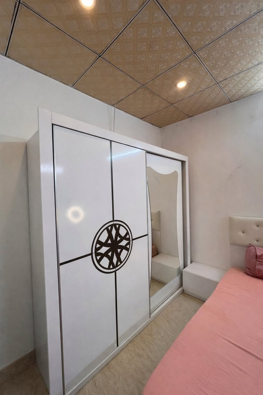 غرفة نوم للبيع 5 قطع نضيفه اخو جديد سعرها 300 وبيهى مجال ما  مفتوحه الشراي يراسل واتساب ***********
