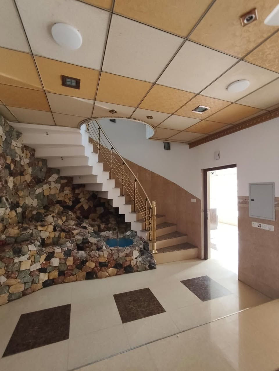 🏡 دار للبيع – حي السكر / المربع الأول

📍 الموقع: قرب جامع الساجدين
📐 المساحة: 200 م²
📏 الواجهة: 10 متر
🛣 الشارع: تبليط عرض 12 متر
🧭 الاتجاه: قبلة
📄 السند: طابو ملك صرف

🔹 مواصفات الدار:
▫️ طابقين

🔸 الطابق الأرضي:
 • هول استقبال
 • مطبخ
 • صحيات عدد 2
 • غرفتا نوم

🔸 الطابق الثاني:
 • 4 غرف نوم
 • هول
 • صحيات

📞 للاستفسار والمزيد من التفاصيل:
مراجعة مكتب العمران – سايدين السكر
***********
***********
