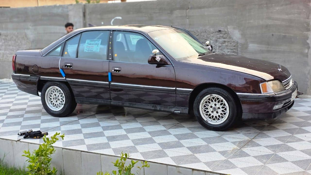 السلام وعليكم اوبل او ميكه موديل 1991 رقم بغداد الانكليزي مكينه وكير خير من الله صدر امامي خلفي جديد تخم تاير باتري جديد كهرباياته كله شغاله سياره مال جناي متعوب عليهه خير من الله. صبغ جماليه فقط تايرات تخم سبير كامله مناقصهه شي تحويل مباشر. بلخير لل ياخذهه. #***********
