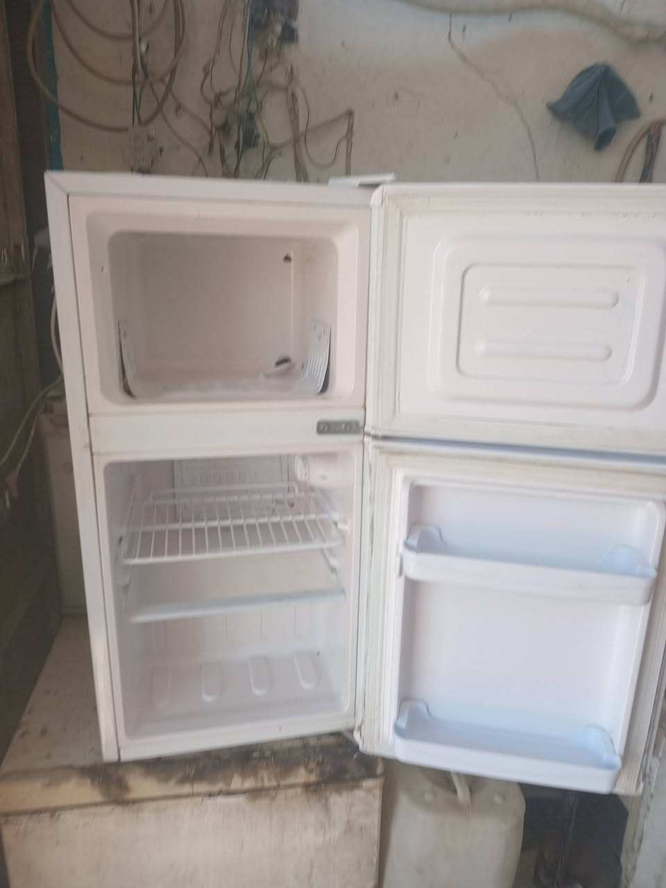 ثلاجه ٥قدم كشره بعده بانايلون فقط محوره فريزرات جاهزه وعلفحص سعره ٧٥الف وبيه مجال مكاني بغداد الزعفرانيه وكو توصيل وأي استفسار الاتصال ***********
