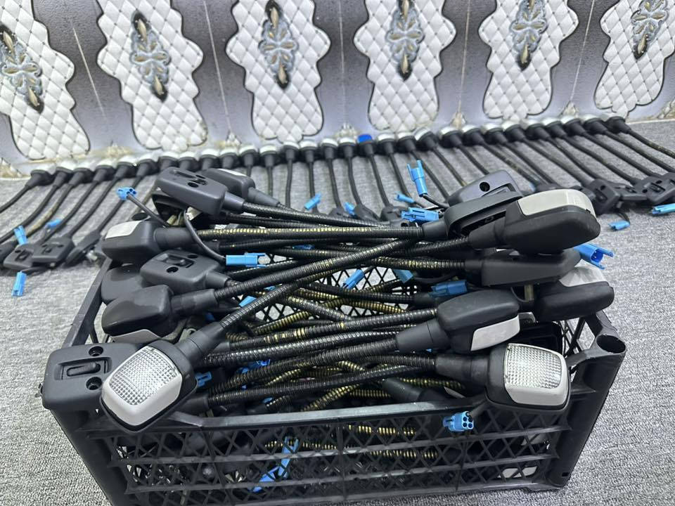 سلام عليكم يوجد لدينا شموع للكوسترات والسيارت الصغيرة والكبيرة  والسعر لقطعه 20 الف للاستفسار على الرقم *********** يوجد توصيل كافه المحافضات رقم الاسيا ***********
