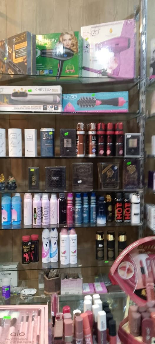 فاترينا عدد 5 قياسهم متر وعشرين تقريبا وجام (رفوف) 
شارع فلسطين
 
***********
