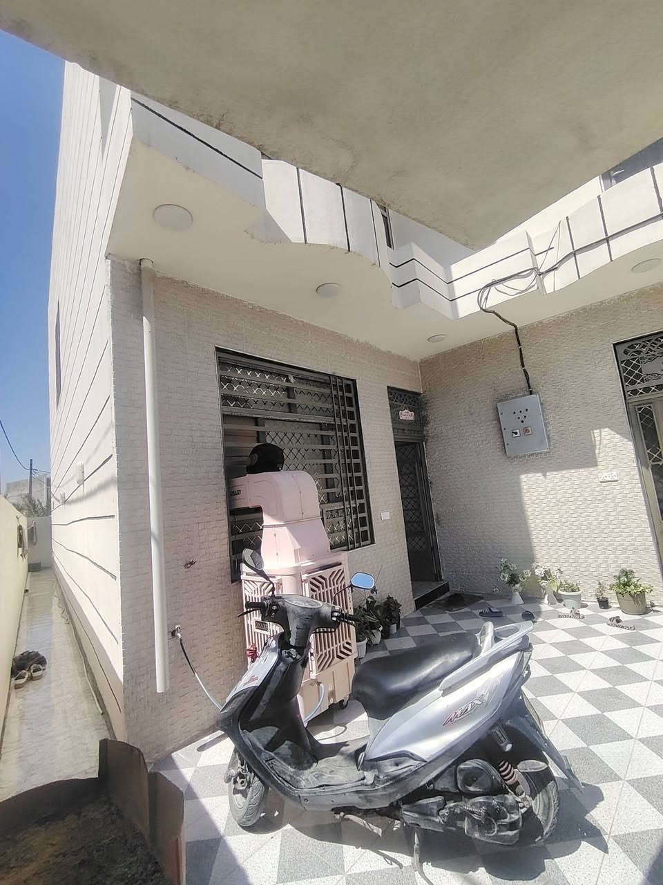 دار للبيع / حي البراء (ام الكرفس) 
الدار للبيع مساحه 100 متر واقع حال 175بيت ركن طابقين بناء حديث الطابق الآۆلْ مطبخ +هول +استقبال+غرفه نوم +منور على طول بيت +صالة +مْنور داخلي صحيات داخليه وخارجيه/الطابق الثاني غرفتين نوم +صحيات +صاله كبيره العنوان  بعقوبة حي البراء ام الكرفس السعر / ١٩٠ وبي مجال بسيط 
رقم الهاتف ***********
