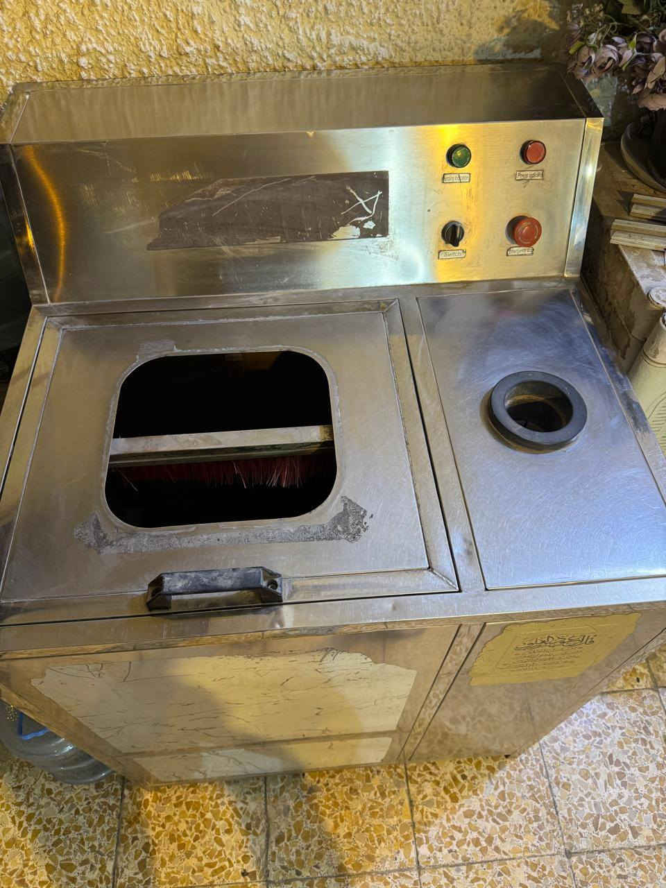 السلام عليكم
غسالة دبات شغالة و نظيفة 

دبل ماطور عايزه بس فرج 
و جامة الباب 
سعر الجديدة بمليون دينار 
اني عارضها ب 650 الف بيها مجال
العنوان بالنجف 
***********
