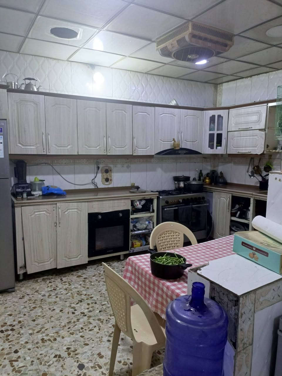 السلام عليكم 
دار للبيع 100م 
طابقين
الطابق الاول..هول +استقبال+مطبخ+صحيات
الطابق الثاني..3 غرف +صحيات
خدمات.. كهرباء+ماء+مجاري+انترنت
العنوان..البوبيات عمود 26 
سند زراعي 25
اسمي بالسند
للاستفسار ***********
