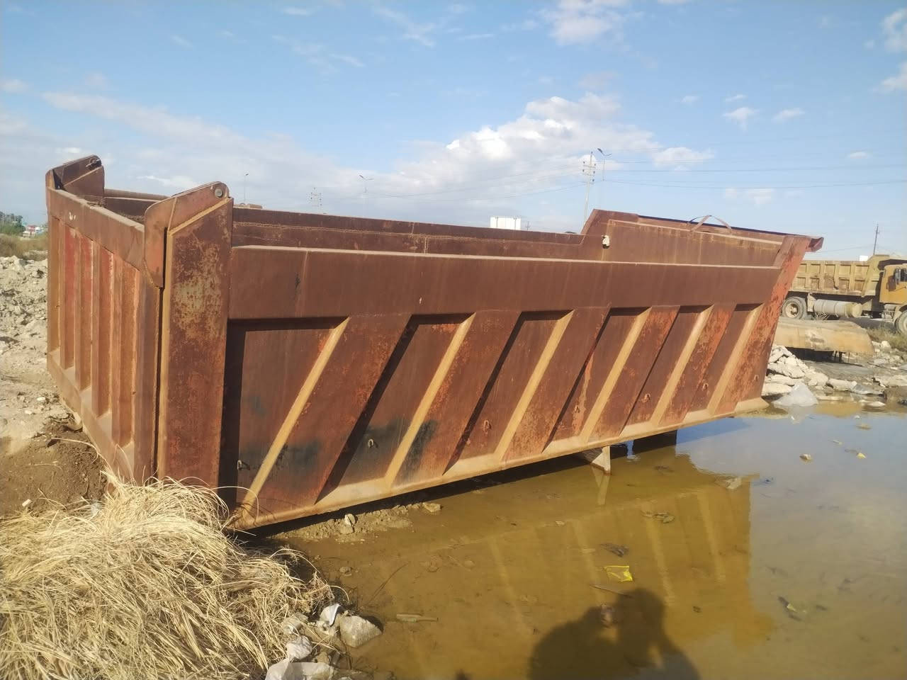 السلام عليكم اخوان للبيع  بدي هاوزر الطول سته متر السعر 30$ بي مجال /***********/***********
