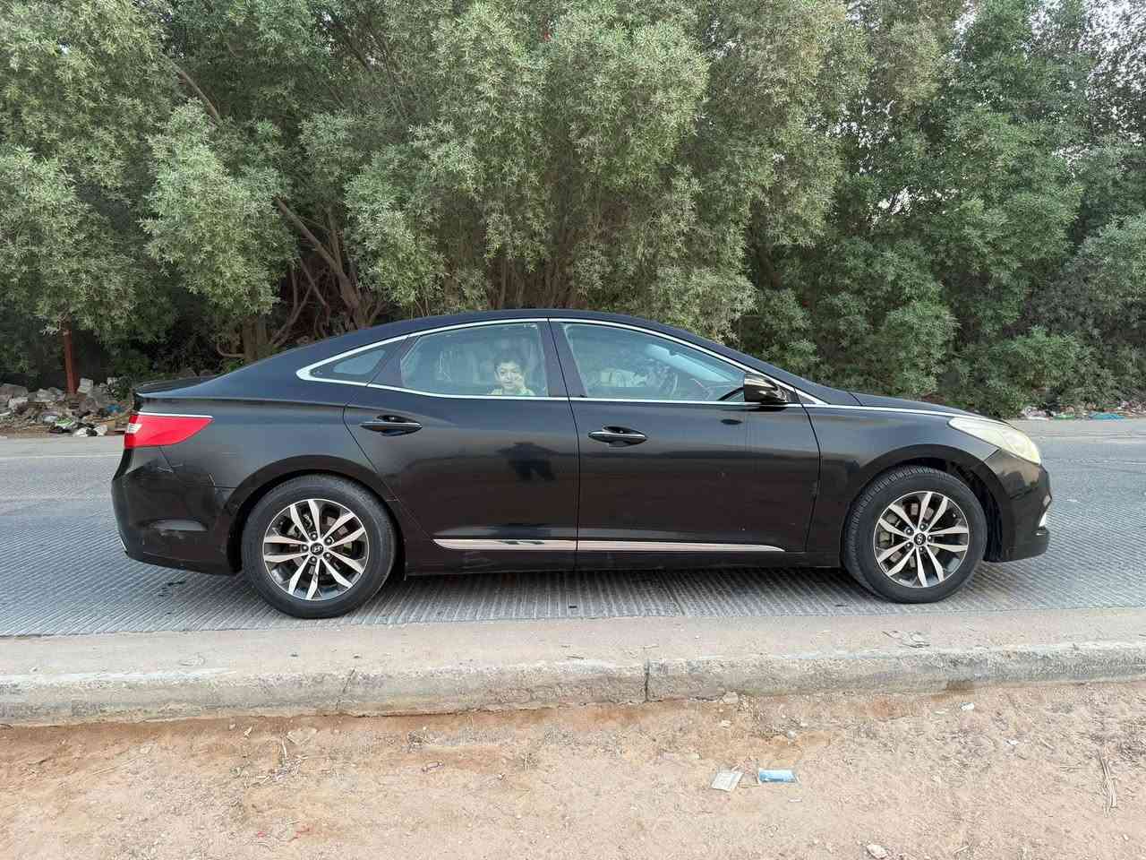 * هونداي أزيرا موديل ١٢
* خليجية
* رقم بغداد صدامي بإسمي
* المحرّك 6
* اللون أسود
* بصمة تشغيل
* بصمة بالأبواب
* سايد بريك بصمة
* بانوراما طگتين
* كاميرا خلفية
* حساسات أمامية خلفية
* پردات بالأبواب الخلفية + پردة كهربائية
* تحكّم ستيرن ٤ جهات
* تبريد قطعتين
* تدفئة بالكشنات
* كشنات جلد أسود
* كشنات كهربائية
* مري شفط
* إنارة ترحيب خارجية و داخلية
* ثلاجة بالچكمچة
* بعد بيها شغلات إعتيادية مثل اواكس و مدخل USB عدد ٢ و …
ضررها فقط چاملغ أمامي بارد ما مبين و چاملغ الجهة الثانية مبدل بأصلي .


**إذا كنت صاحب هذا الإعلان وتريد حذفه لأي سبب، رجاءا أرسل رسالة إلى الدعم الفني**