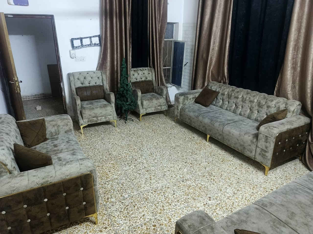 السلام عليكم تخم نضيف اخو جديد مع قفص جديد للبيع مكان الدوره ***********
