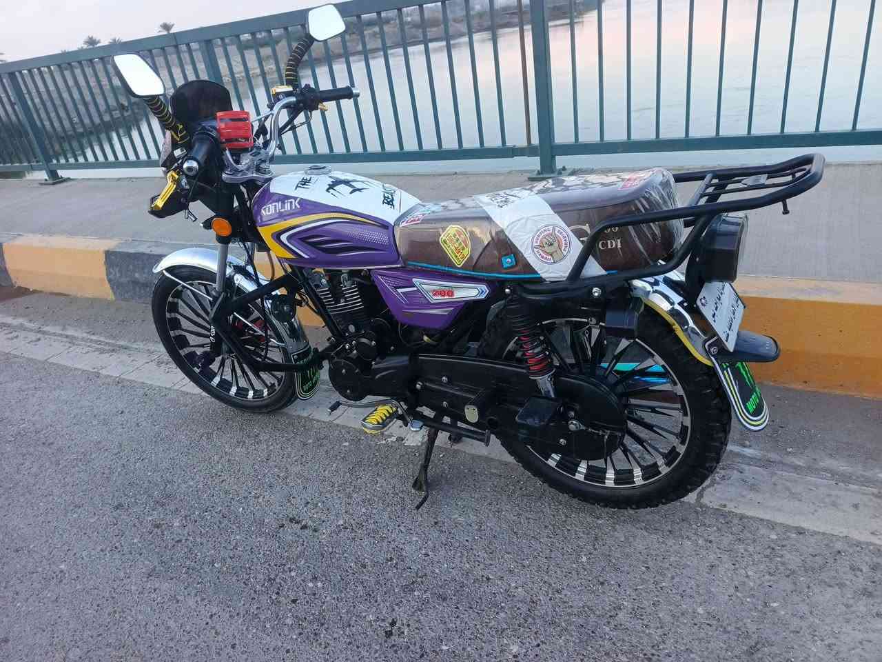 سولنك. 24 محرك 200 دراجه خير من الله مناقصها كلشي كهربائيات كلها شغاله لايت اشاير دشبول كلشي شغال مابيها كل نقص تشغل وتطلع. سعرها 825 وبيها مجال او مراوس مكاني شارع 40 ***********
