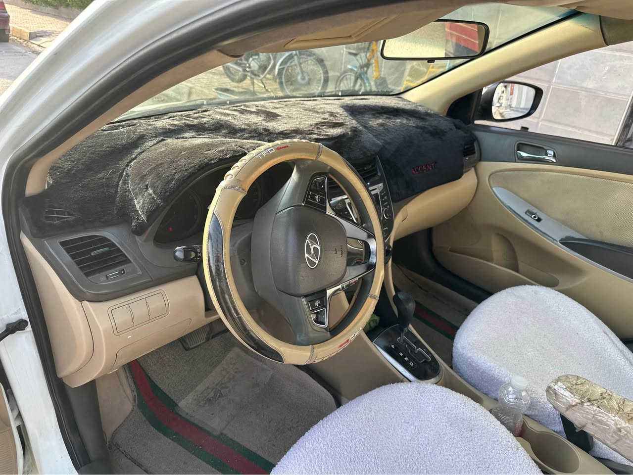 اكسنت 2012 خليجي 
محرك 16 
كير ومحرك جديد شرط كهربائيات كلها شغال 
تحكم و خدمات 
سنوية ورقم جديد 
دفتر بنزين 
4 تايرات جديد 
بيها 4 قطع صبغ بدون دواخل انطيك حزام بدون تكم بدون شواصي شرط 
مكان سيارة كركوك 
سعر 84 وبي مجال 
استفسار *********** كركوك, العراق
