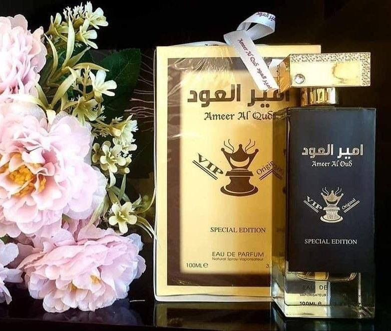 ✨ عطر أمير العود VIP (إصدار خاص)،  عطر شرقي للجنسين من إنتاج شركة فرجرانس وورلد (Fragrance World) الإماراتية 🇦🇪💯 . يشتهر هذا العطر برائحته الخشبية العميقة التي تعتمد بشكل أساسي على العود، ويُعتبر خياراً شائعاً لمحبي العطور الفخمة والثقيلة بأسعار مناسبة.
💎 عطر أمير العود VIP (Special  Edition)
يتميز هذا الإصدار بتركيبة عطرية غنية تجمع بين الدفء والجاذبية:
مقدمة العطر: خشب العود (العود)، الورد، والباتشولي.
قلب العطر: القرفة، العنبر، الأرز، مع نفحات إضافية من العود.
قاعدة العطر: خشب الصندل، المسك الأبيض، طحلب البلوط، والعود.
النوع: أو دو بارفان (Eau de Parfum).
الحجم: 100 مل.
الاستخدام: يُفضل استخدامه في  المناسبات نظراً لقوة ثباته وفوحانه العالي.  
✨ ثبات عالٍ يدوم لفترات طويلة على الجلد والملابس.
✨ يأتي في زجاجة سوداء أنيقة مع غطاء ذهبي مميز يعكس طابع الفخامة "VIP".
بديل اقتصادي: يُعتبر خياراً ممتازاً لمن يبحث عن رائحة العود الفاخرة التي تشبه العطور النيش الغالية بأسعار اقتصادية
#الاصلي المنشأ إماراتي 🇦🇪💯
سعر الدرزن  
يوجد لدينا توصيل الجميع محافظات العراق✔️✔️


**إذا كنت صاحب هذا الإعلان وتريد حذفه لأي سبب، رجاءا أرسل رسالة إلى الدعم الفني**