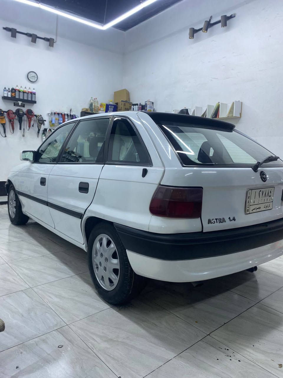 استرا موديل 93 (((للمراوسه فقط))اراوس ويه استرا 20 احمر نظيف شمالي او رقم كركوك
▪️تبريد ثلج
▪️محرك 16 نوزل تنسه عطل وصرفيه
▪️منظومة ABSجديد بالكامل
▪️سقف سلايد
▪️مشروع وطني كركوك لل2027 باسمي وياه كوبون بنزين
▪️باور ستيرن
▪️وياله بلاديه مصبوغه لون مميز يختلف عن الصورة
▪️كل قطعه بيه شغال من كلوبات الدشبول وحته كلوب الرقم الخلفي. 
☑️السياره بيها طخه بسيطه جهة السكن بدون دواخل
☑️وبيه ضربه خلف السايق واصل للدواخل
☑️بيه صبغ جامرلغات اماميه وجامرلغات خلفيه 
اذا عندك استرا احمر رقم كركوك او شمالي تراوس خابرني
وللبيع سعره قفل 46$بدون عمله دينار
مكاني كركوك
***********📞
