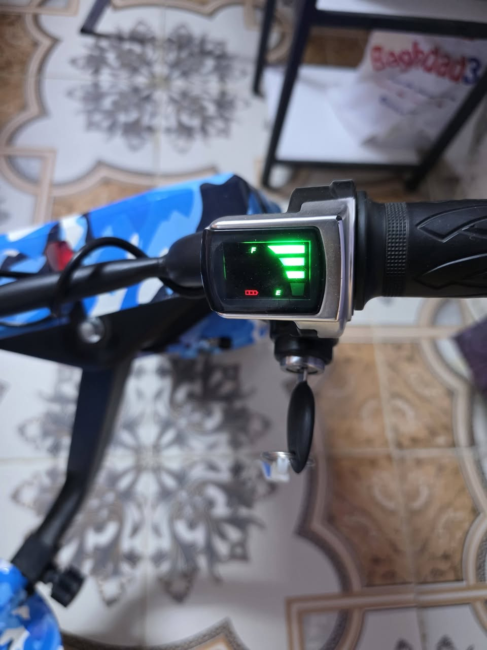 السلام عليكم
سكوتر درفت حجم كبير يتحمل حتى كبار 3سرعات 
بعده جديد لامصلح ولاشي اشتريته لابني وعافه مايلعب بي  شحنه موجوده ويكبر ويصغر وبلوتوث 
سعره 150وبي مجال 
مكاني بصره الابله شارع البلم
***********
