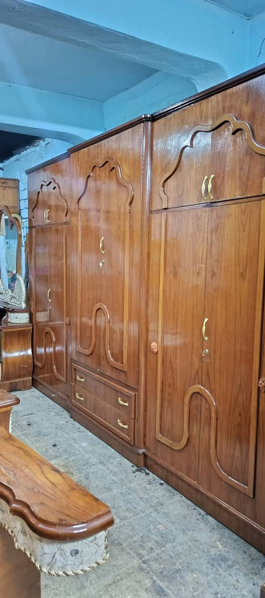 غرفة ٦باب صاج ملحق شغل ثقيل جدا نظيف توصي ظهر جمبر جاهزة السعر 700تواصل خاص ***********
