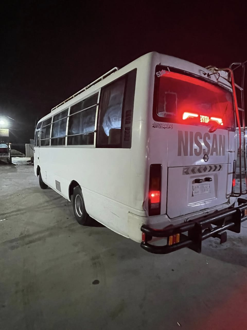 السلام عليكم كوستر نيسان الطويلة كوستر موديل ٢٠٠٣ كاملة مكملة مكينتها بلادية كاز ٦ سلندر درع خلفي سباية درج صطاب خلفي تخم تاير  حديد سيارة بسمي تحويل ثاني يوم كاملة السيارة كل نقص مابيها معروضة ١٦٠ بيها مجال رقمي ***********
