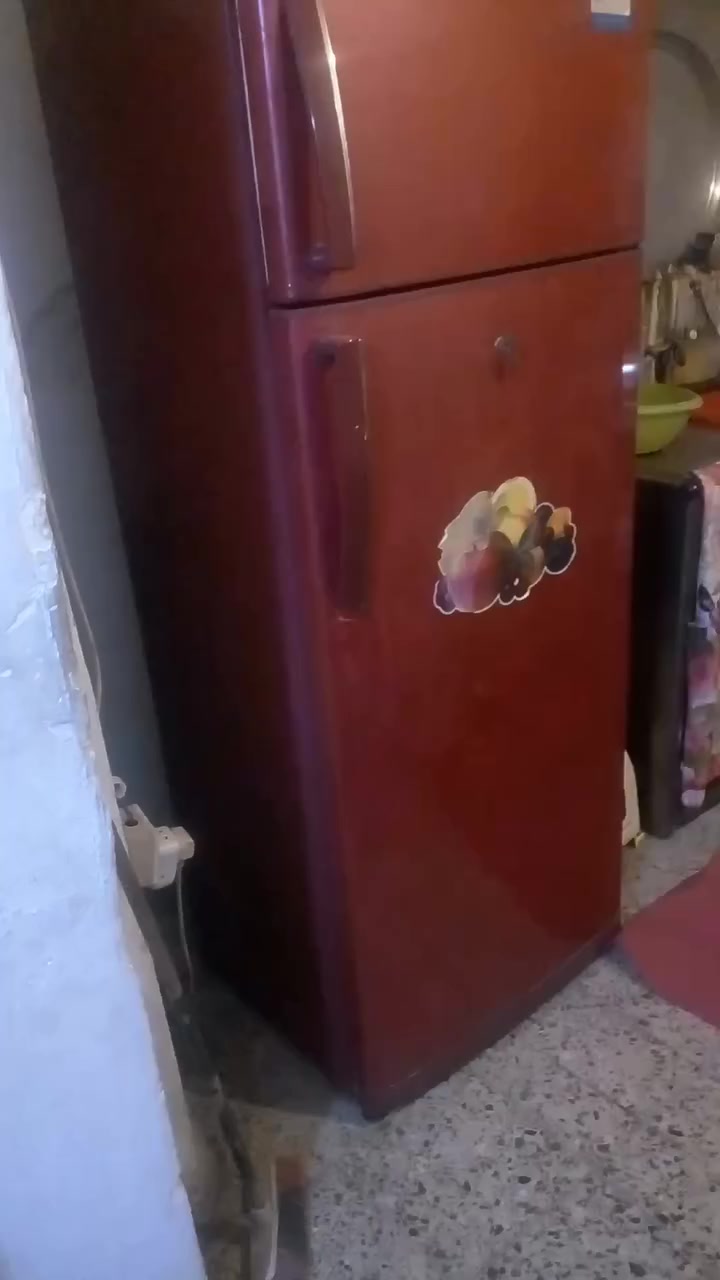 ثلاجة للبيع شغالة نظيفة
السعر ٣٥٠ وبيها مجال 
واتساب للتواصل 
(   ***********   )
