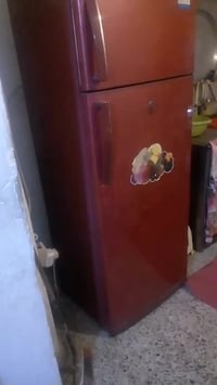 ثلاجة للبيع شغالة نظيفة السعر ٣٥٠ وبيها مجال  واتساب للتواصل  (   0772...