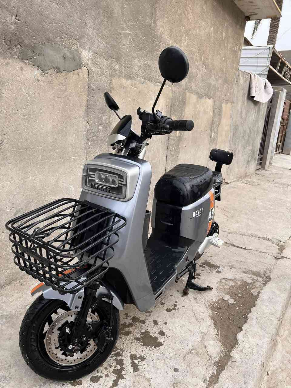 السلام عليكم
للبيع دراجه ريان A8

5 باتريات 28امبير 
الباتريات هابطه يعني تاخذهه 
تبدل بس باتريات الدراجه شغاله 
ملف 1200
2 سويج 
2 بصمه 
مثبت هاتف وشاحن 
دبل اشاره 
نظام الرجوع للخلف 
4 نمر 
الدراجه تمشيك 60 كيلو حقيقي 
وسرعتهه 60
السعر 200 وبيهه مجال 
الدراجه عوزهه بس باتريات 
للاستفسار الاتصال 
***********
