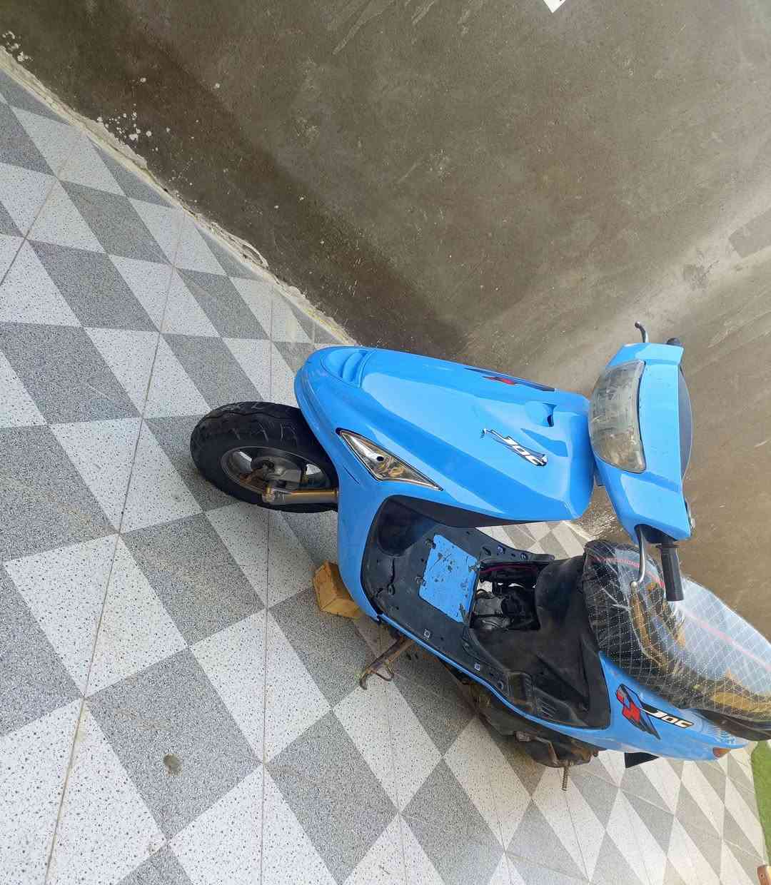 سلام عليكم للبيع دراجة فراشة دراجة كلهة شغالة نكرة سلف لايت عالي وناصي وشاير وبك لايت ودشبول ومكينة خير من الله ما مفتوحة تايرات مال بالة دراجة صارلهة شهرين من طلعتهة من البالة. السعر 350وبيهة مجال بيع مستعجل..     المكان رميثة رقم الهاتف ***********
