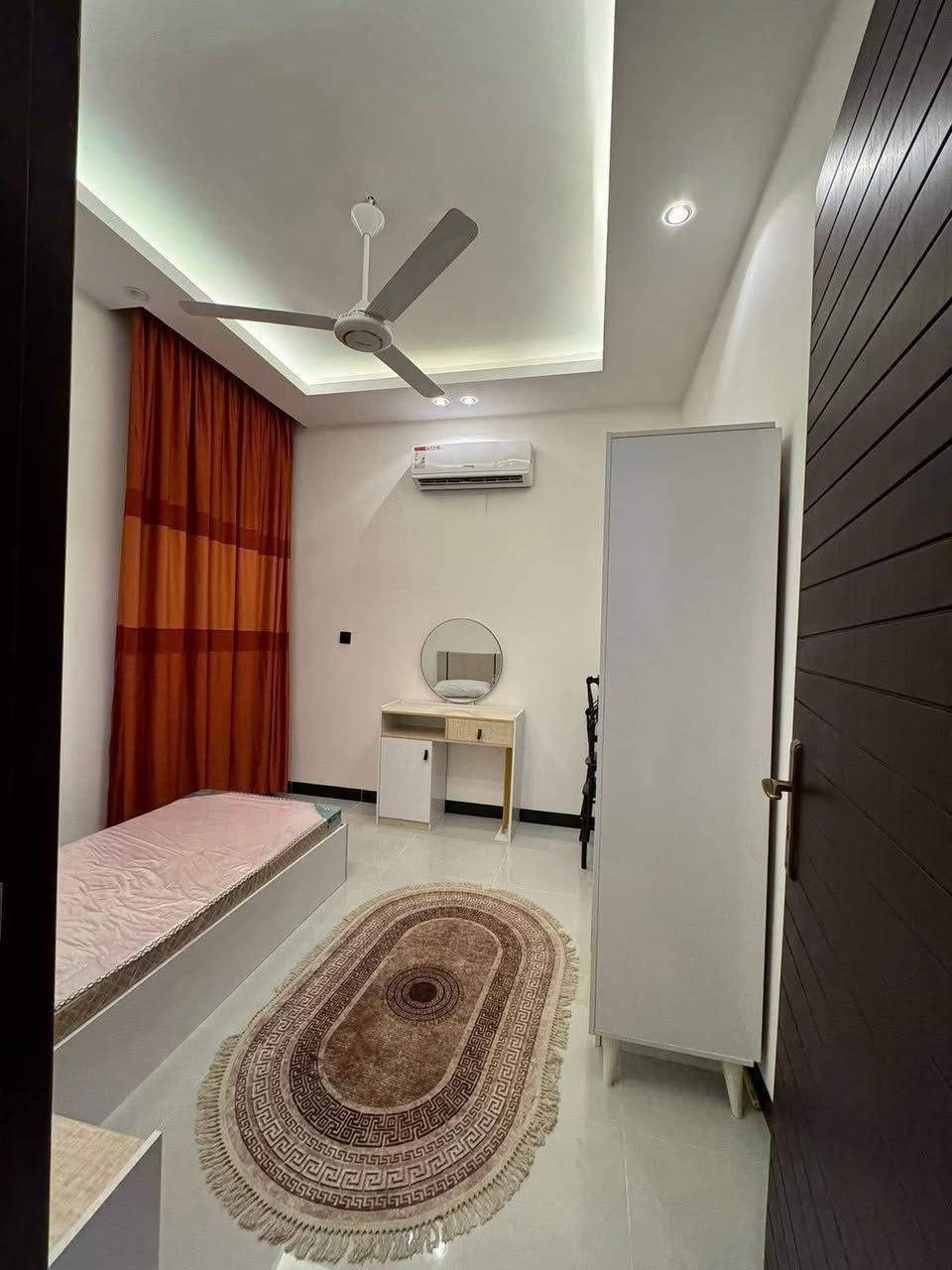 السلام عليكم:🏢🏢🏠🏠🏢🏢
 #توجد شقه للإيجار #مؤثثه فولvip تحتوي على #غرفتين نوم وصاله وخدمات .
#العنوان// المنصور حي المتنبي .
#للاستفسار  أكثر الاتصال على الرقم:
*********** يوجد واتس 📞.
