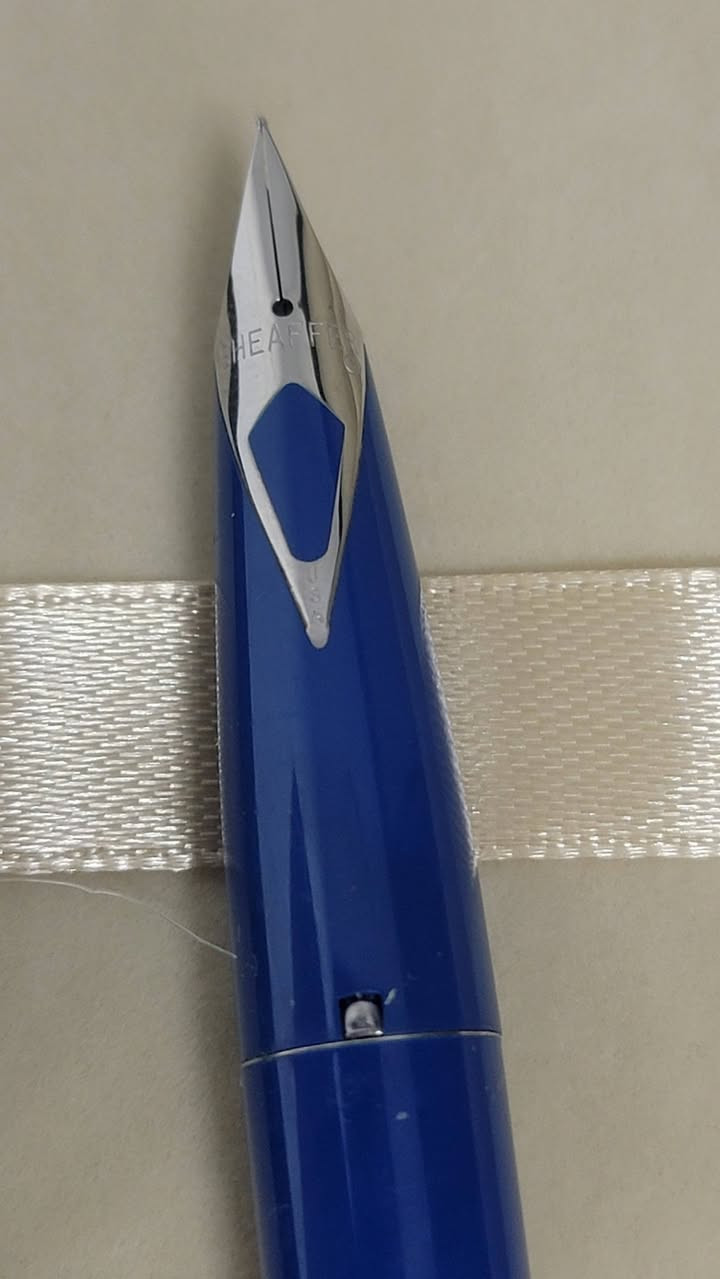 السلام عليكم
توفر بكميات محدودة أقلام شيفر امريكي الصنع إنتاج سبعينات غير مستخدم و بالعلبة الاصلية 
حالة القلم : غير مستخدم 
بلد الصنع : امريكي
سنة الصنع :  سبعينات
البدن : ريزن فاخر (متوفر بالألوان : اسود - ازرق - نيلي )
حجم النبلة : M و F
التعبئة : محبرة بنظام الضغط
السعر : 35،000 دينار مع علبة حبر 50 مل هدية
التوصيل لجميع محافظات العراق بسعر 5000
الحجز عن طريق الرسائل او الوتساب
wa.me/9647808448989
