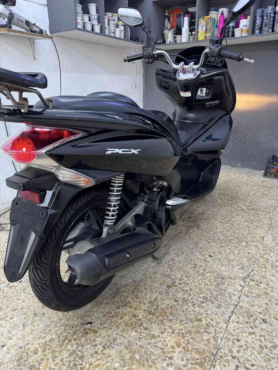 سلام عليكم PCX جيل اول ياباني JF
عله وضع الشركه بعدهة حته كتلوكاتهة وياها 
كفاله كفر ومكينه بلادي شخط واحد مابيهة 
ستان حساس ☑️ 
حساس زدحام ☑️ منفيسهة وياها ☑️ 
شرط المكينه متسمع صوتهة جيب فيتر وتعال افحص ابيعلك من باب البيت السعر12 وبيه مجال مكاني الامين الثانيه رقمي *********** ماسنجر ممتواجد
