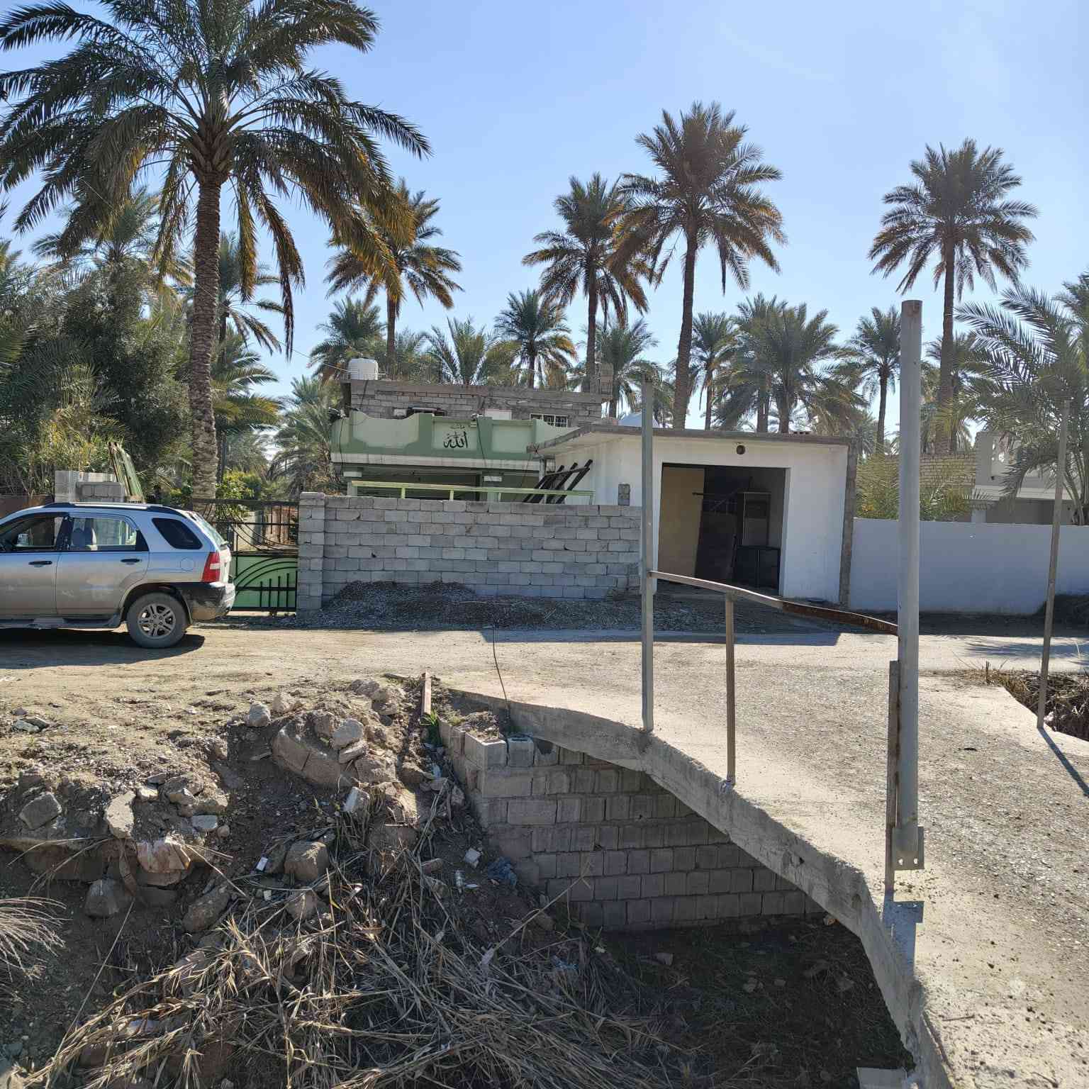 دار( للبيع  مع بستان المساحه دونم) في ناحيه سنسل قريه القلعه الثانيه 
يتكون من غرف عدد 4 + صاله + مطبخ + ستقبال + حديق ما مزروعه + كراج كبير 
للتواصل على الرقم  ‏‪0774 832 2571‬‏
مكلف بالنشر
