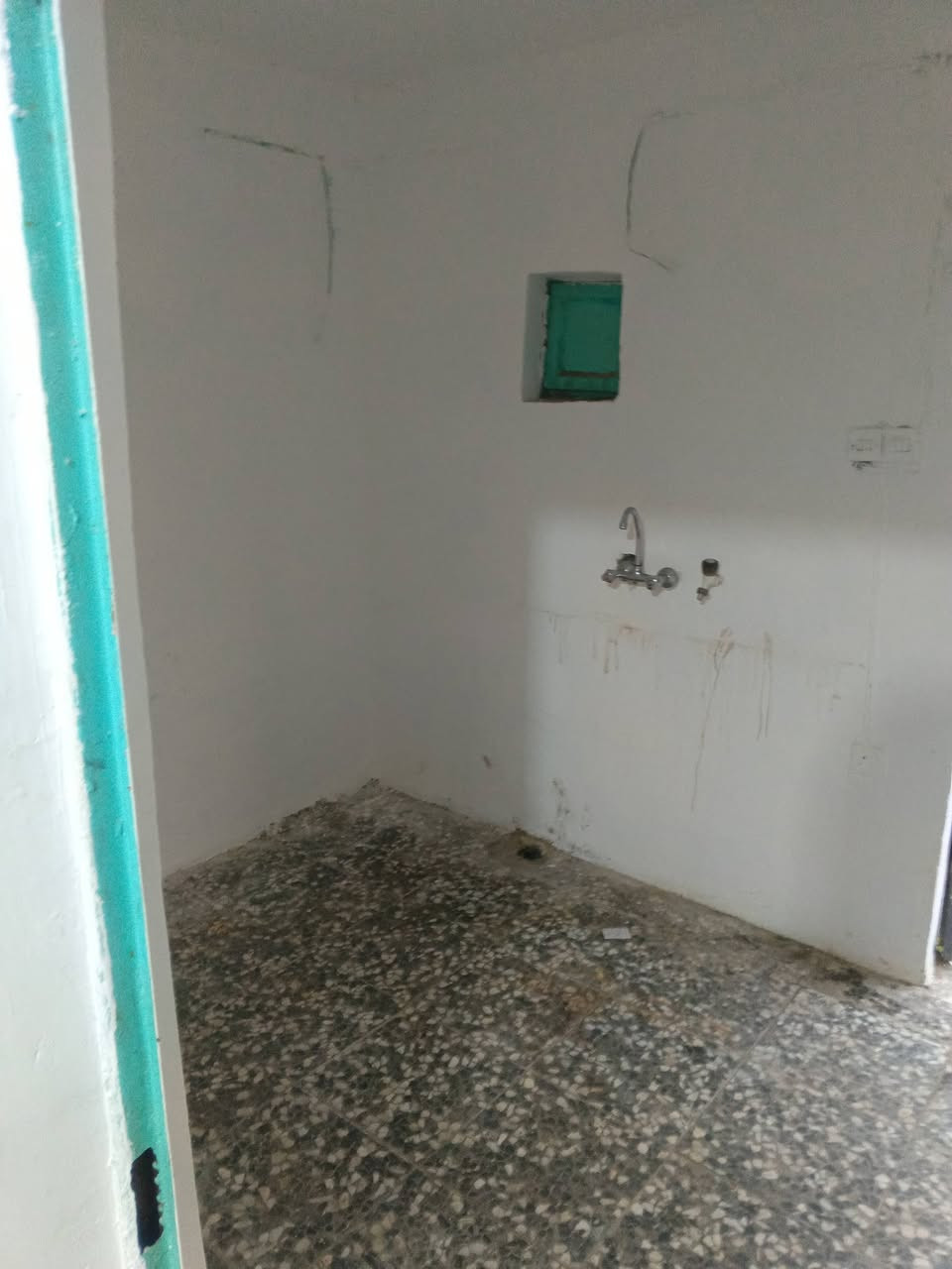 السلا عليكم عندي ٥٠متر طابق واحد مطبخ و جبير وصاله وغرفه وصحيات البيت ضمن قرار المتليك مو حواسم نهاية الفرعشارع المستشفى شارع المركز للبيع السعر خاص ***********
