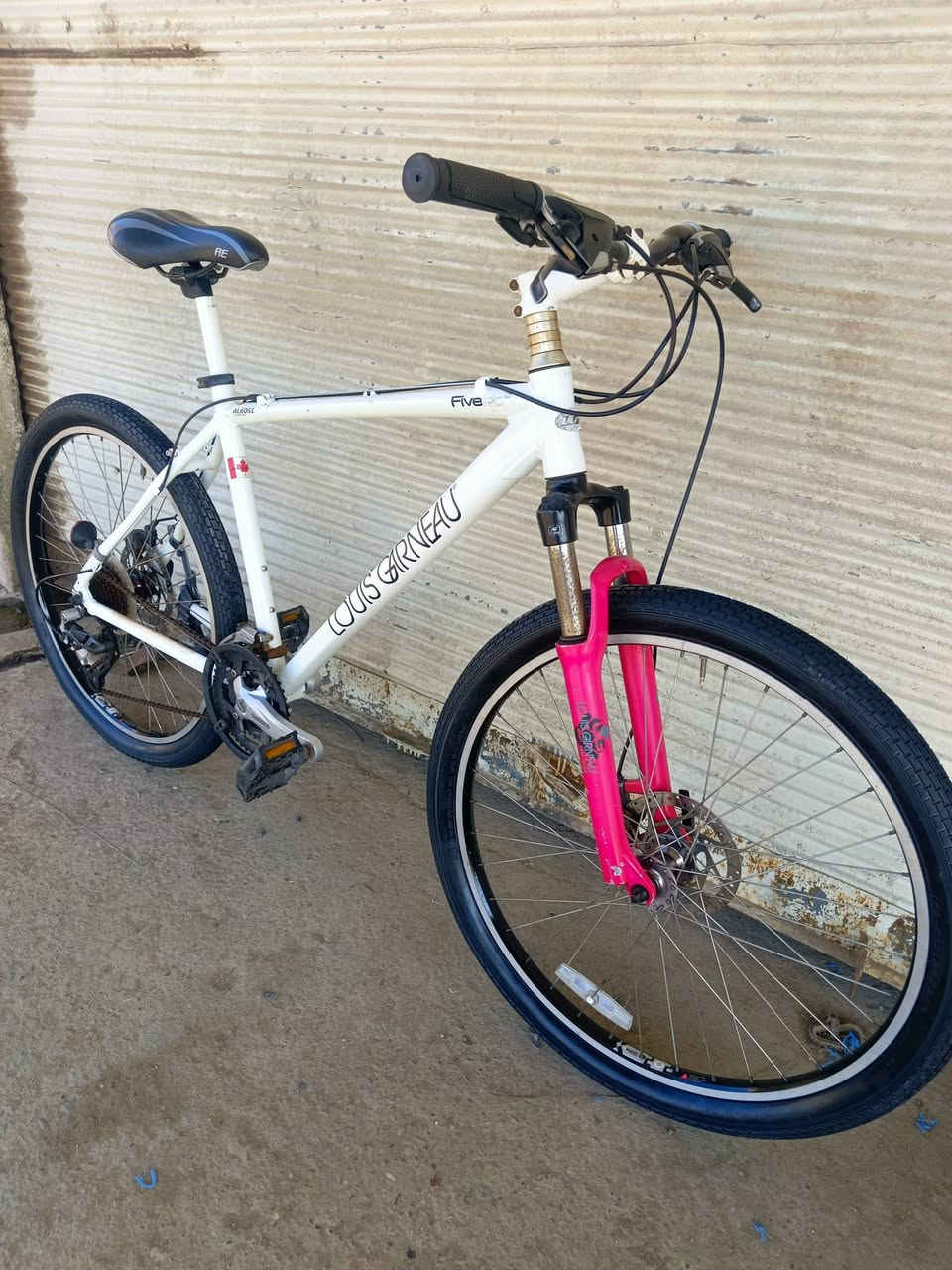 السلام عليكم اخوتي دراجه ماركه لويس كندي سستم  شيمانو 8/3 بريكات دسك سيم الحجم 26 ترهم طول 180 
السعر 300 بيها مجال الدراجه بلادي شرط مال حاويه للستفسار *********** واتس اب يتوفر خدمه توصيل
