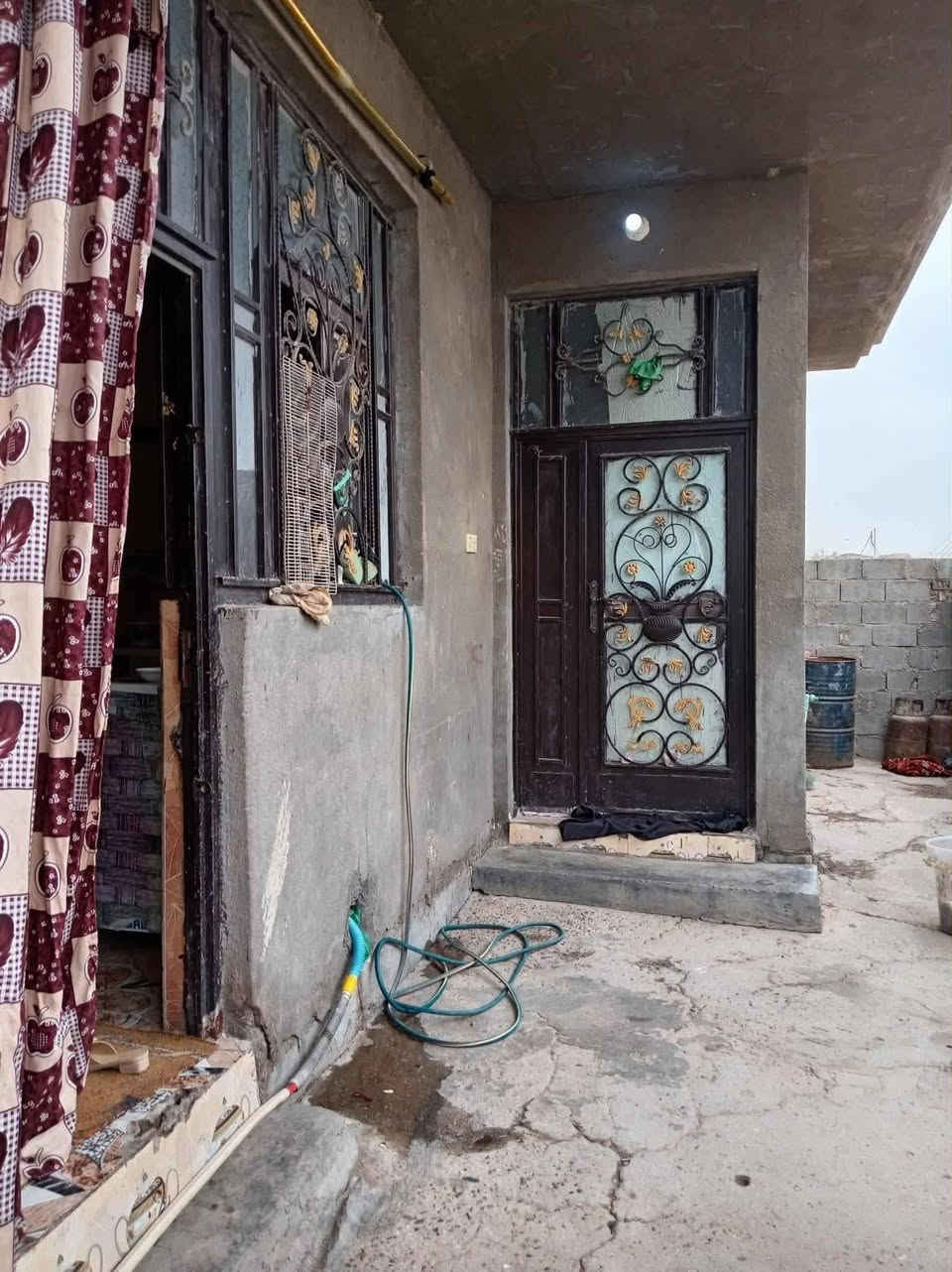 اسلام عليكم بيت للبيع عله طريق أبو الجاسم حي الامام المنتظر ع  مساحته ٢٠٠م البيت درجه اولى متكون من غرفتين ٥*٥ وصاله ١١م واستقبال ٦*٤  وكراج سياره
***********
***********
