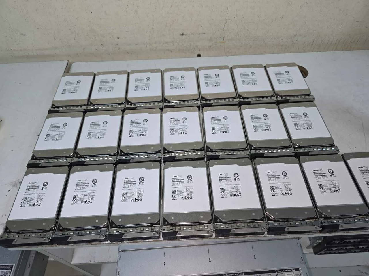 ⚡️Dell EMC 16 TB SAS HDD 3.5"
▪︎12Gbps | 7.2k RPM
▪︎Tested , Health 💯
-------------------------------------
📍Sharjah - UAE
📩 WhatsApp: +971545236071 الشارقة, الإمارات العربية المتحدة


**إذا كنت صاحب هذا الإعلان وتريد حذفه لأي سبب، رجاءا أرسل رسالة إلى الدعم الفني**
