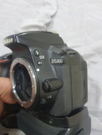 كامره نيكون D5300. نظافه 75الزوم القفال مالته لا يقفل وعندك الرام من ت...