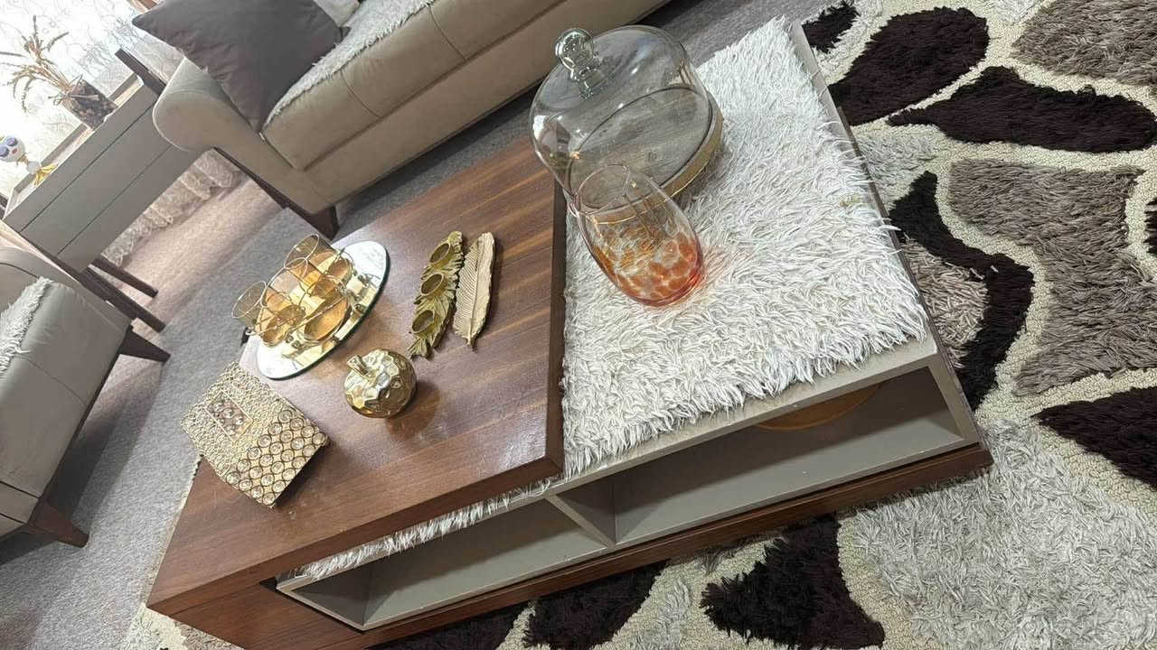 تاقمێک قەنەفەی توری زۆر خاوێن 
مێزی ناوەراست 
مێزی تەلەفزیۆن
تەپلەک
قەنەفەکە ئەبێت بە سیسەم
هەموو بە ٣٠٠.٠٠٠ معامەلەی کەم  
لەسیلمانینم
***********_ السليمانية, العراق
