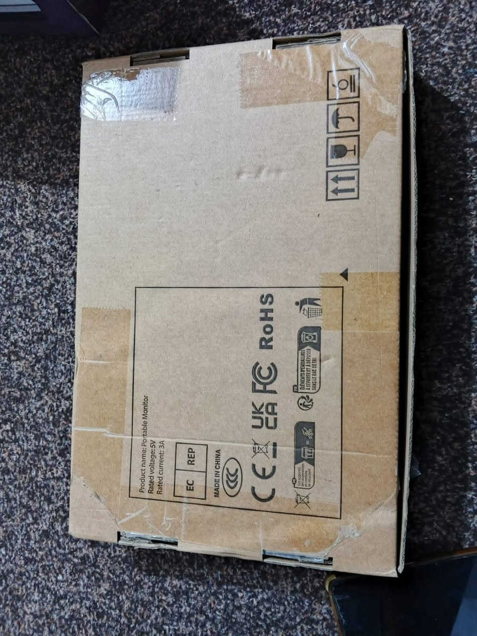 هذه شاشة محمولة بحجم15.6  بوصة، ومناسبة للاستخدام أثناء التنقل، العمل عن بعد، والألعاب.
الشاشة: دقة عالية تصل إلى 2K (2160x1440) مع تقنية IPS وزوايا مشاهدة واسعة. 
المنافذ: مجهزة بمنافذ Type-C و Mini HDMI لسهولة الاتصال بأجهزة الكمبيوتر المحمول، الهواتف، ومنصات الألعاب. 
المميزات: تحتوي على مكبرات صوت مدمجة، وحامل مغناطيسي يعمل كغطاء واقٍ.


**إذا كنت صاحب هذا الإعلان وتريد حذفه لأي سبب، رجاءا أرسل رسالة إلى الدعم الفني**