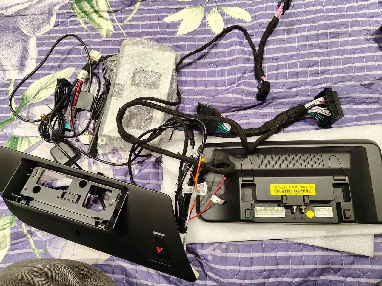 شاسةمزاد اعلى سعر ابيع  اقره الموصفات👇
شاشة نظام وسائط متعددة (Multimedia) تعمل بنظام أندرويد مصممة خصيصاً للسيارات، وتحديداً لسيارات Audi A4L. 
إليك تفاصيل مواصفات الجهاز الظاهرة:
نوع الجهاز: نظام ملاحة وترفيه ذكي للسيارة.
مقاس الشاشة: 10.25 إنش.
نظام التشغيل: أندرويد 12 (Android 12) كما هو مدون على الملصق الأصفر.
الذاكرة: ذاكرة وصول عشوائي (RAM) بسعة 4 جيجابايت ومساحة تخزين داخلية (ROM) بسعة 32 جيجابايت.
التوافق: مخصصة لموديل Audi A4L.
الميزات الإضافية: تحتوي على منفذ لنظام الملاحة GPS، ودعم لشبكات الجيل الرابع 4G، بالإضافة إلى دعم تطبيقات مثل CarPlay وAndroid Auto. 
يتم تركيب هذه الشاشة كبديل للشاشة الأصلية في السيارة لتقديم ميزات حديثة مثل تشغيل الفيديو، وتطبيقات الخرائط المحدثة، وتوصيل الهاتف الذكي لاسلكياً.


**إذا كنت صاحب هذا الإعلان وتريد حذفه لأي سبب، رجاءا أرسل رسالة إلى الدعم الفني**