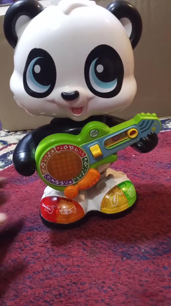 هذه اللعبة هي باندا الرقص الموسيقي "تعلم واغتنم" من ماركة ليبفروج (LeapFrog Learn & Groove Dancing Panda). 
الميزات: يهتز الباندا ويرقص ويدور مع الموسيقى. 
التعلم: تحتوي قيثارته على شاشة LED تضيء بأشكال وحروف وأرقام لتعليم الأطفال. 
أوضاع اللعب: توفر اللعبة أربعة أوضاع مختلفة للعب، بما في ذلك ألعاب مثل "تجميد الرقص". 
المؤثرات الصوتية: تتيح أزرار الآلات الموسيقية الموجودة على أحذيته سماع أصوات الساكسفون، البوق، الطبلة، والقيثارة. 
السعر 12000


**إذا كنت صاحب هذا الإعلان وتريد حذفه لأي سبب، رجاءا أرسل رسالة إلى الدعم الفني**