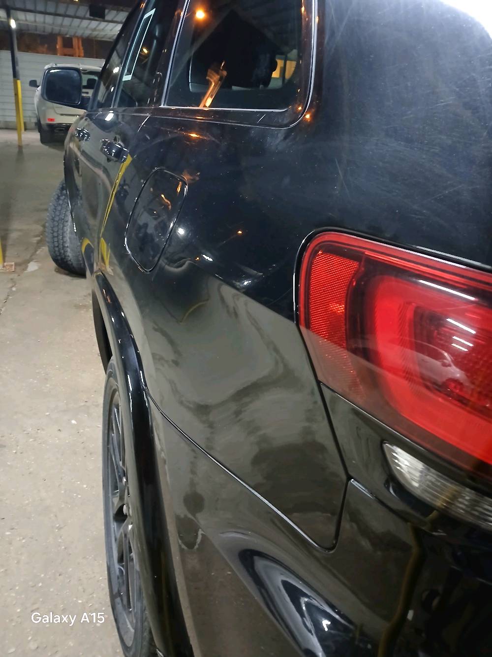 السلام عليك عارض جيب كراند شيروكي لاريدو سوداء للبيع تم تصنيعها عام ٢٠١٨
وارد أمريكي بيها خوش مواصفات هي
كاميرا خلفية
مستشعر وقوف
تدفئة مقاعد
بصمة
شاشة
مراية جانبية كهربائية 
جامة السايق كهربائية
جامع راكب الصدر كهربائية
إنذار 
تحكم تلقائي بدرجة الحرارة
مصابيح ليد 
تدفئة الستيرن. و المقود
4×4
مصابيح ضبابية لكشف الضباب
زر تشغيل 
ضوء عالي تلقائي
جنطة كهربائية
حساسات ضغط الإطارات
نظام تنبيه السائق و مقعد الصدر عند عدم لبس حزام الأمان





بيها خمس قطع
الجاملغات الامامي 
بنيد
باب الصدر
باب المقع الخلفي الموجود خلف السائق
السعر ١٧٨٠٠
للاتصال اتصل على ***********
          او اتصل على ***********
الموقع.        ( بغداد -الغزالية)