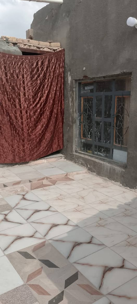 السلام عليكم دار للبيع قرب حي مهندسين يم مدرسة بغداد مساحته 185 عباره غرفتين وصاله وبراني وحمامات اثنين ومطبخ وطارمه الاستفسار ***********
