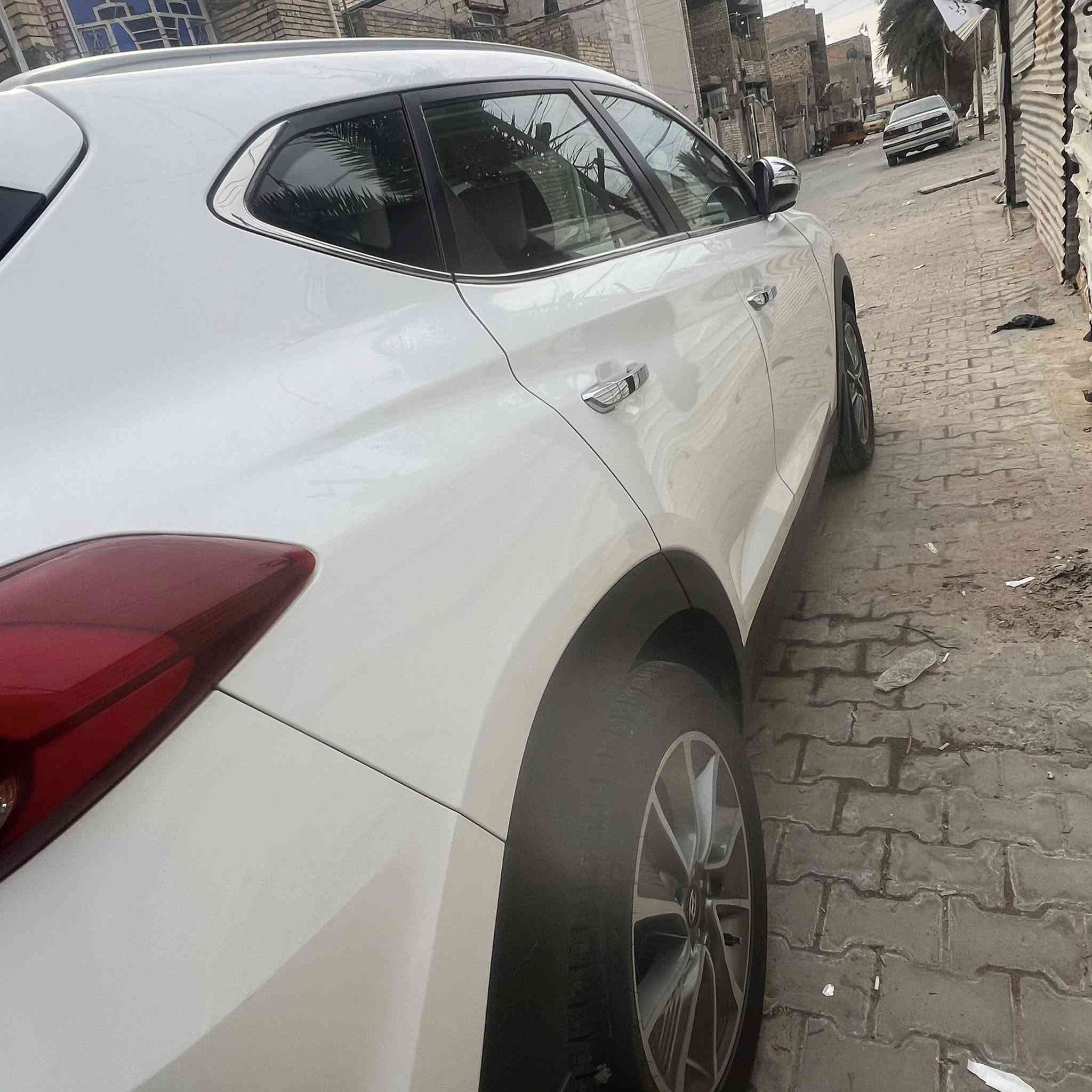 سلام عليكم توسان موديل 18سياره ماشيه 100الف حقيقي بيه على كد كرتين بالكصه مال بنيد وطلقه بالقمارة بارد خفيف بجنطه غيره مابيه اي شي بعد السعر 187 رقم الهاتف 
***********
