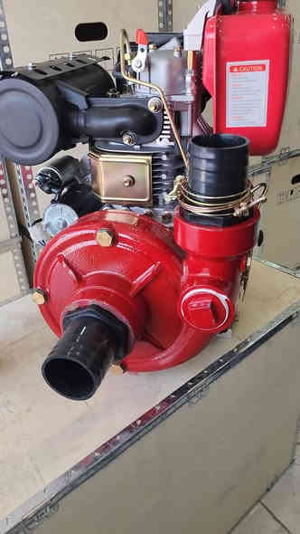 مضخة ماء (حريق) 15 حصان 3×3
تُعرف هذه الوحدات بكفاءتها وأدائها الموثوق، لا سيما في تطبيقات الري الزراعي ونقل المياه عالي الضغط. 

●الميزات والخصائص الرئيسية:
نوع المحرك: محرك ديزل 15 حصان أحادي الأسطوانة، رباعي الأشواط، مبرد بالهواء 
●التطبيقات: تُستخدم بشكل أساسي في الري الزراعي، ومكافحة الحرائق، ومواقع البناء، وتصريف المياه.
●الأداء: تتميز بقدرات ضخ عالية، مع ارتفاع شفط يصل عادة إلى 8 أمتار، وضغط إجمالي (Total Head Lift) يختلف حسب الموديل (يتراوح عادة بين 72 إلى 92مترًا أو أكثر).
●نظام التشغيل: تأتي عادةً مع خيارات تشغيل يدوية (Recoil start) أو كهربائية (Electric start). 
للإستفسار مراسله واتساب 
***********
يوجد توصيل جميع المحافظات
