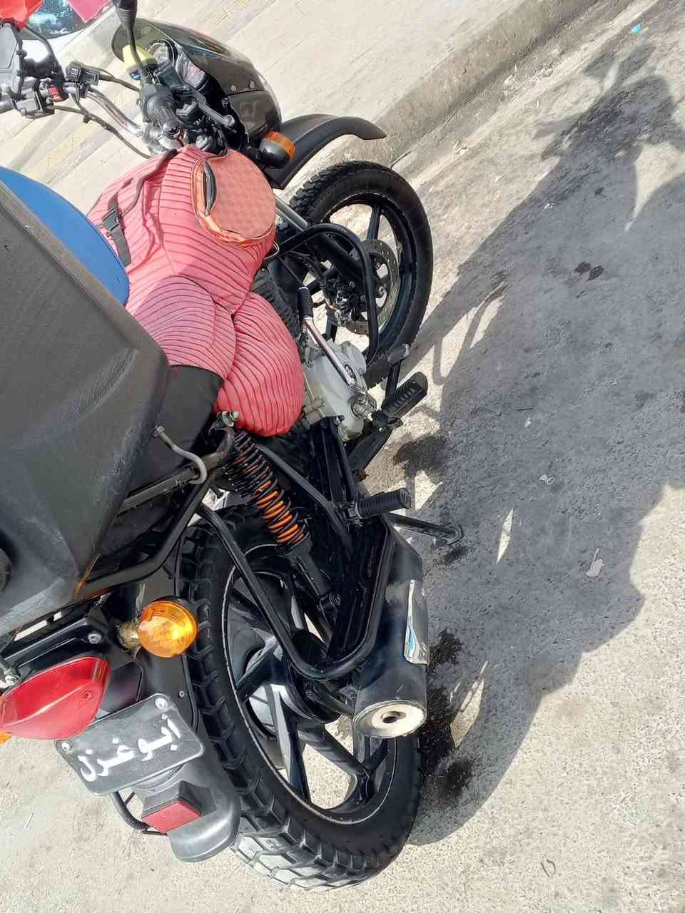 السلام عليكم ماطور بوكسر موديل 2021 مابي عيب نقص دبلات اماميه فقط شوفه عينك تجي تفحص بعينك وتدلل
سعرها 
950 وبيها مجال للطيبين
***********
رقم راعيها للتواصل
