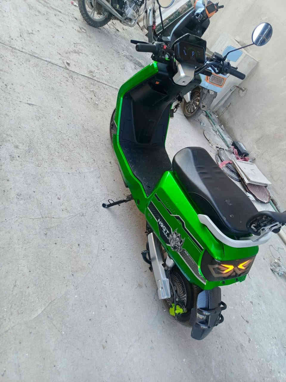 السلام عليكم شباب 
للبيع الدراجة 
اخت الجديدة الله شاهد استخدام بسيط 
دراجه تشغيل كارت وسويج 
تجي 6 بطاريات 
3 نمر للسرعة 
نظام R بيها 
كهربائيات كاملة  من كلشي تجي وتشوف بعينك 
عارضها  ب 550 ومجال حداً بسيط  وبلعافية على الياخذها وصلها موجود ماخذها ب 800,000 الف 
استخدام 5 اشهر من جبتها من  محل حسين عالمية 
ماشية 4,900 كيلو  
للتواصل واتساب او sms 
***********
