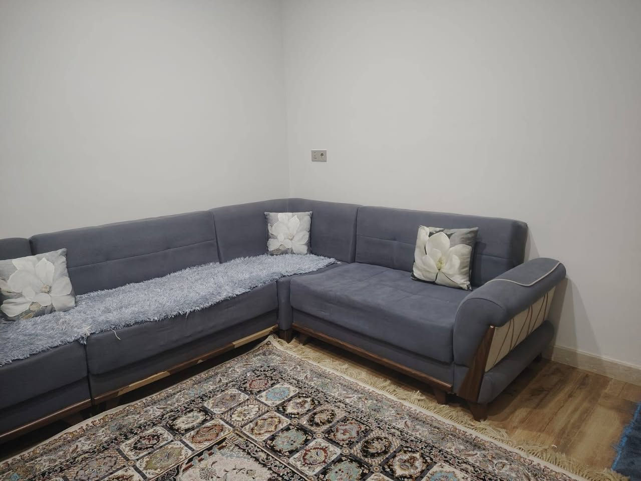 السلام عليكم
عندي هالأغراض 
الكونتر تعلاكة مع سنك وطباخ ٣٥٠ الف وبه مجال 
الديوان ٢٠٠ الف وبه مجال 
الاتصال ع الرقم ***********
