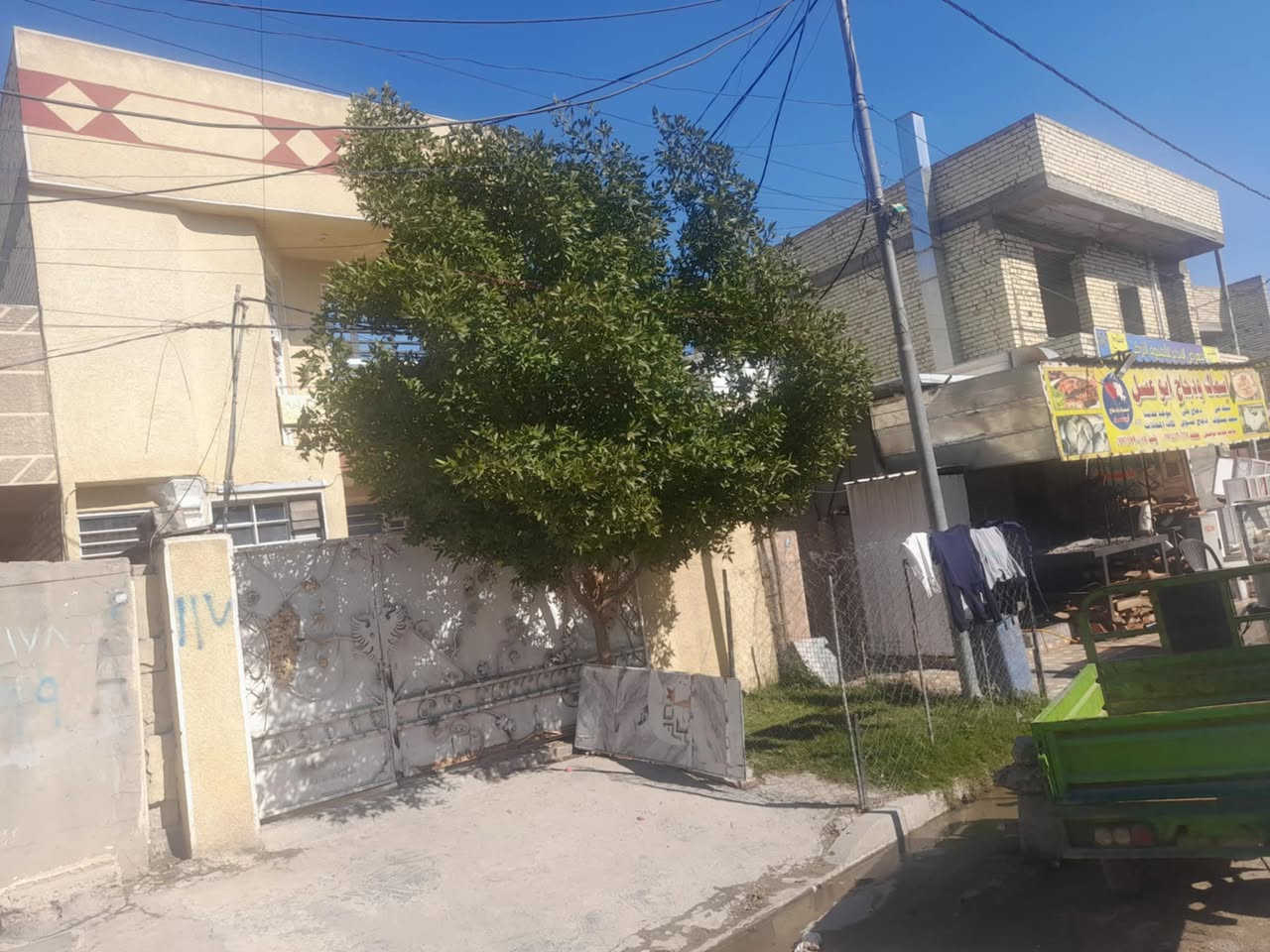 الادمن موافقه ( الله الرزاق ) 

دار مساحة ١٠٠ م طابقين في كفائات السيدية 
صالة + هول + خدمات + مطبخ + ٣ نوم 
على الشارع العام مباشر 
السند ١١٧ 
السعر ١٧٠ مليون مع مجال بسيط 
للاستفسار يرجى التواصل واتساب على الرقم ( *********** ) لتزويدكم اللوكيشن والتفاصيل الباقية
